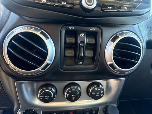 Used 2015 Jeep Wrangler Unlimited Rubicon image 10