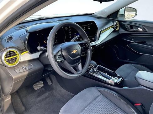Used 2024 Chevrolet Trax LT FWD image 16