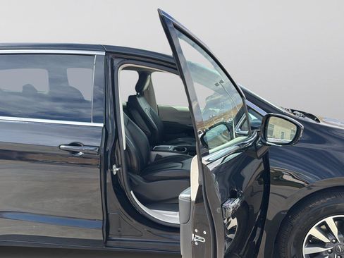 Used 2024 Chrysler Pacifica Limited FWD image 9