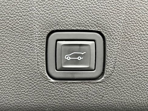 Used 2023 Chevrolet Traverse LT image 37