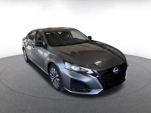 Used 2025 Nissan Altima 2.5 SV FWD image 3