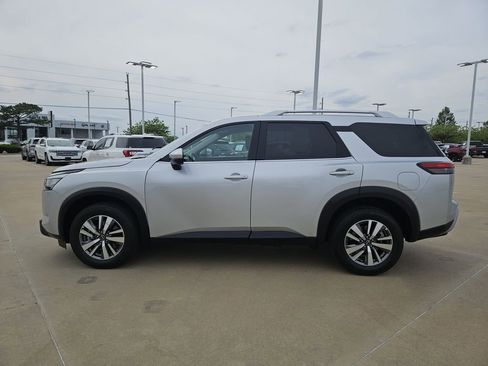 Used 2025 Nissan Pathfinder SL AWD/4WD image 4