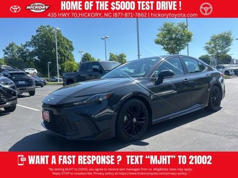 Used 2025 Toyota Camry SE FWD image 1