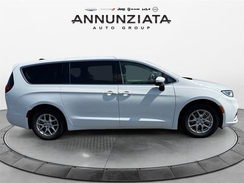 Certified 2023 Chrysler Pacifica Touring-L image 6