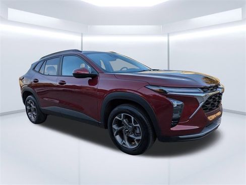 Used 2025 Chevrolet Trax LT w/ LT Convenience Package image 2