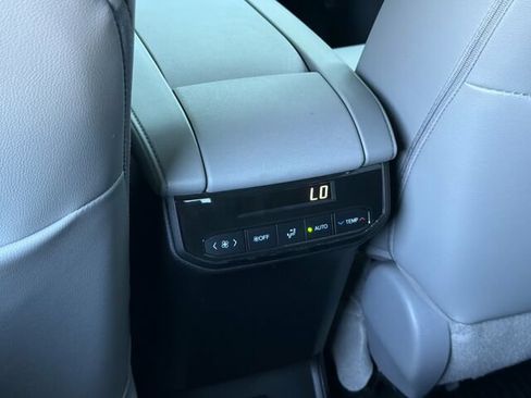 Used 2022 Toyota Highlander XLE AWD/4WD image 16