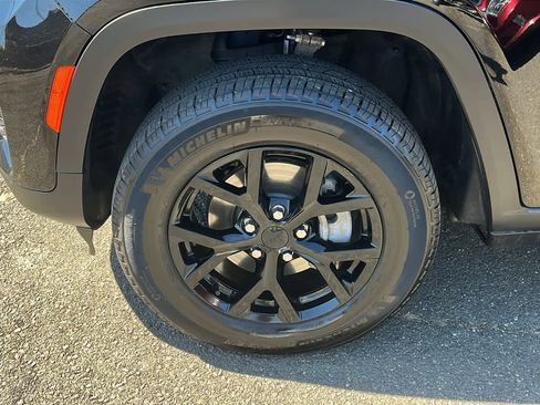 Used 2025 Jeep Grand Cherokee Altitude image 10