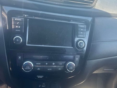 Used 2018 Nissan Rogue SV AWD/4WD image 17