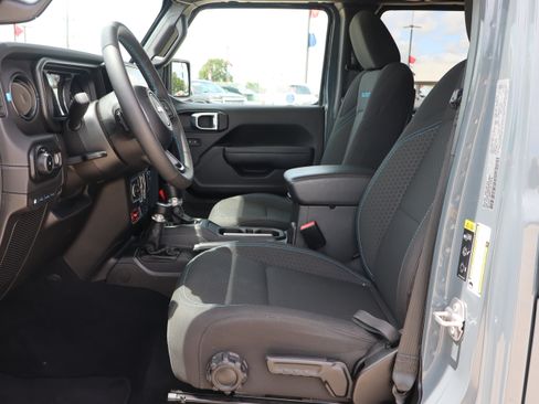 Used 2025 Jeep Wrangler Unlimited Rubicon 4xe w/ Safety Group AWD/4WD image 9