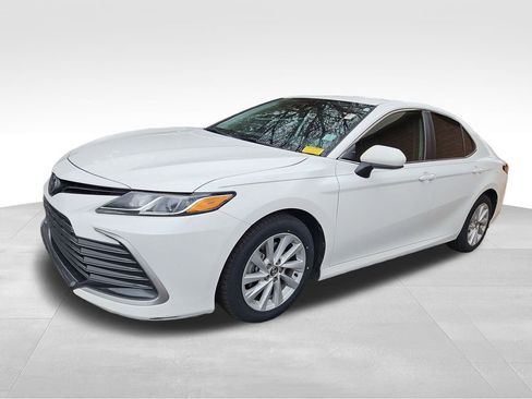 Used 2022 Toyota Camry LE image 3