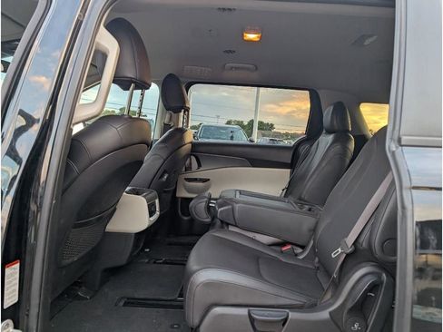 Used 2024 Kia Carnival LX image 9