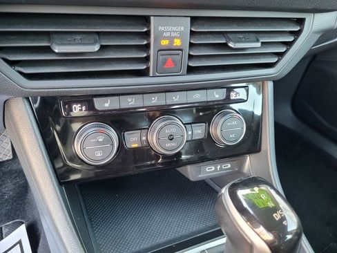 Used 2024 Volkswagen Jetta SE image 19