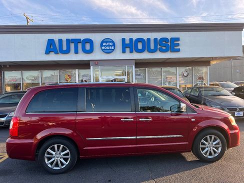 Used 2014 Chrysler Town & Country Touring-L image 9