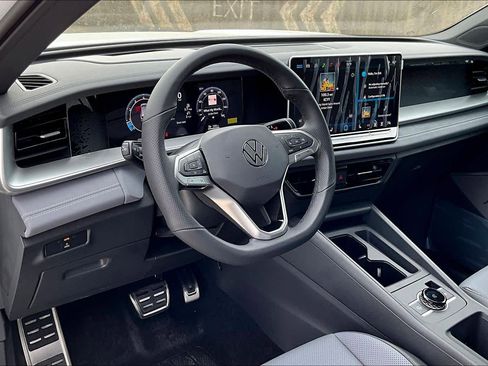 New 2026 Volkswagen Tiguan SE R-Line FWD image 8