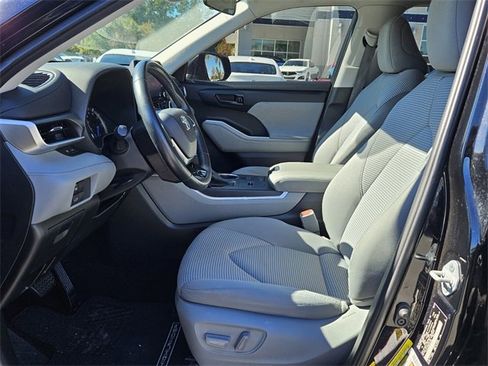 Used 2021 Toyota Highlander LE image 3
