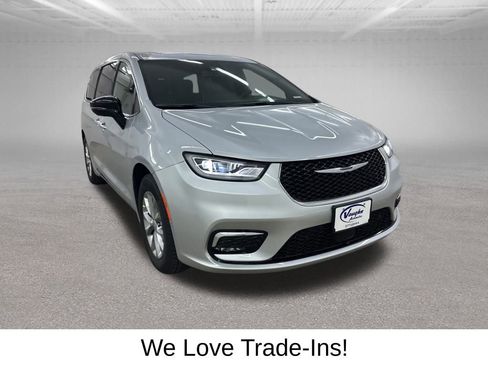 New 2026 Chrysler Pacifica Limited image 2