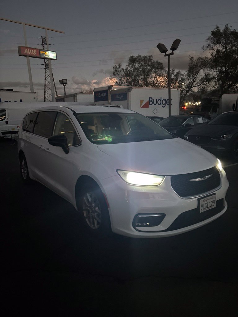Used 2024 Chrysler Pacifica Touring-L FWD image 3