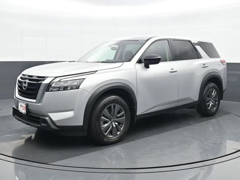 Used 2024 Nissan Pathfinder S image 2