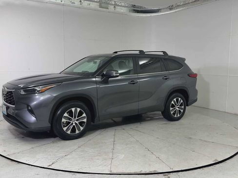 Used 2023 Toyota Highlander XLE image 6