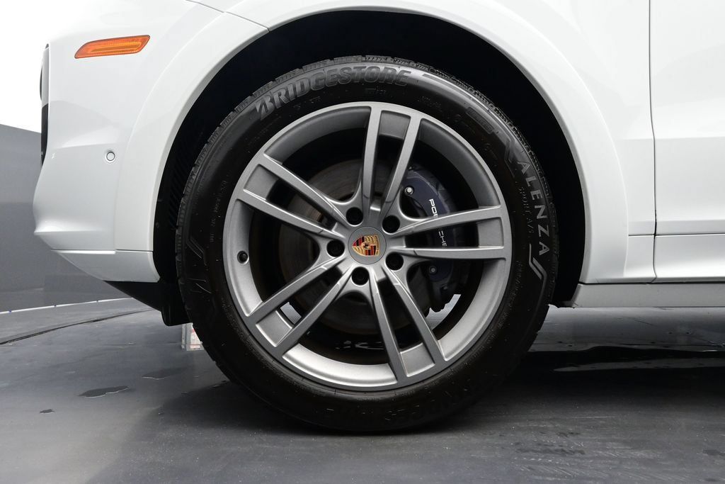 Certified 2025 Porsche Cayenne AWD/4WD image 6