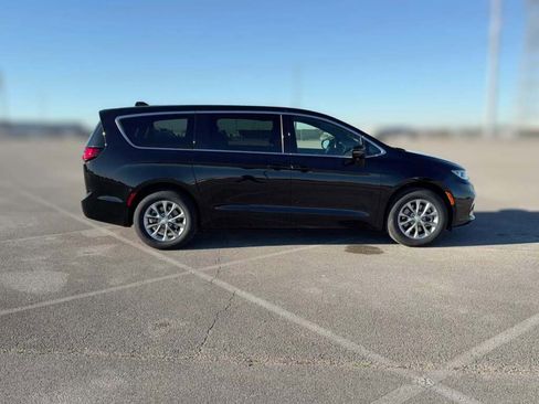 New 2026 Chrysler Pacifica Limited image 14