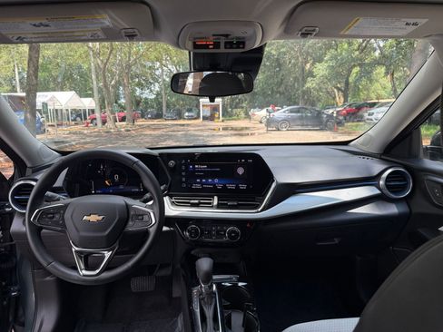 Used 2025 Chevrolet Trax LT w/ LT Convenience Package FWD image 30