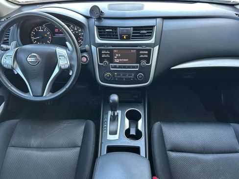 Used 2016 Nissan Altima 2.5 SR w/ LED Appearance Package image 4