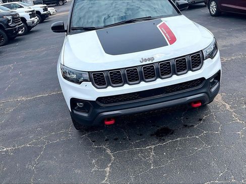 Used 2025 Jeep Compass Trailhawk AWD/4WD image 3