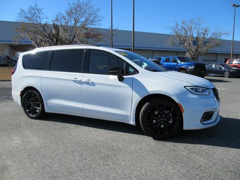 Used 2025 Chrysler Pacifica Limited image 2