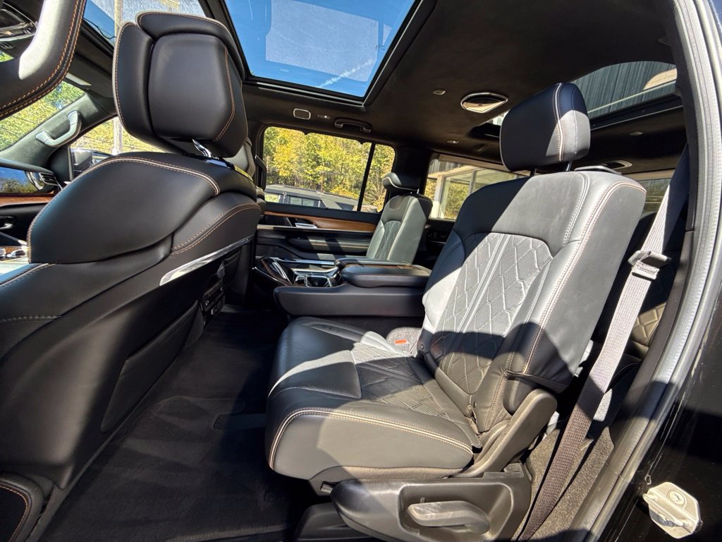 Used 2022 Jeep Grand Wagoneer Series III AWD/4WD image 22