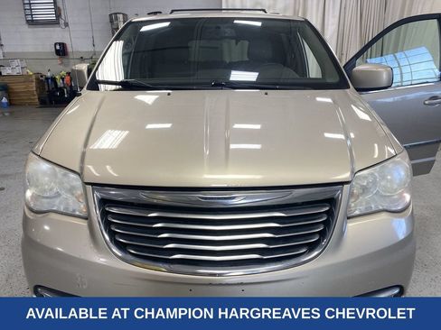 Used 2013 Chrysler Town & Country Touring FWD image 39