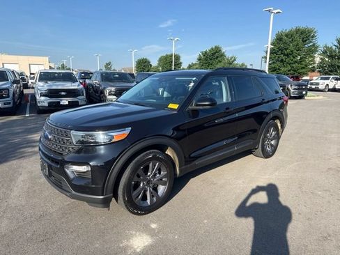 Used 2022 Ford Explorer XLT w/ Equipment Group 202A AWD/4WD image 3