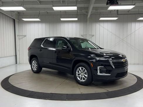 Used 2023 Chevrolet Traverse LS FWD image 2