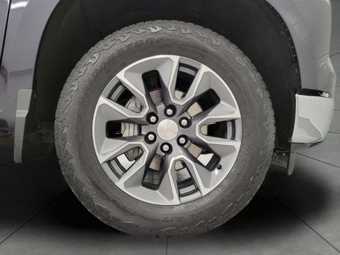 Used 2023 Chevrolet Silverado 1500 LT w/ Z71 Off-Road Package AWD/4WD image 4
