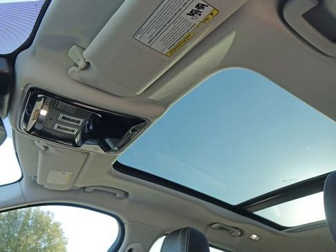 Used 2019 Land Rover Range Rover Velar S image 8