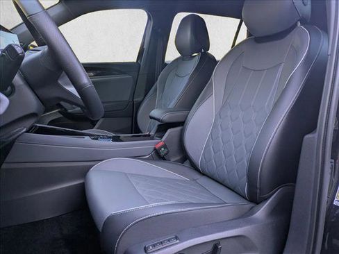 Used 2025 Volkswagen Tiguan SEL R-Line image 17