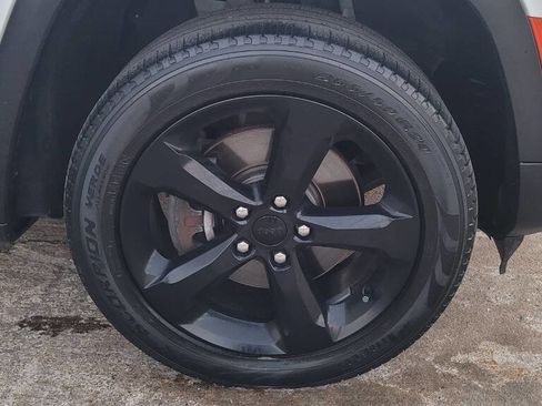 Used 2023 Jeep Grand Cherokee L Limited w/ Black Appearance Package image 22