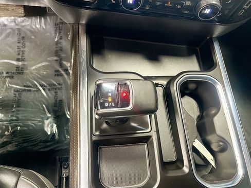 Used 2024 Chevrolet Silverado 1500 LT Trail Boss w/ LT Trail Boss Premium Package AWD/4WD image 17