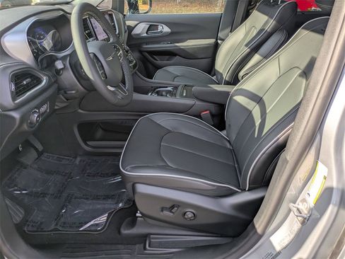 New 2026 Chrysler Pacifica Limited image 14