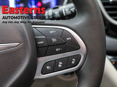 Used 2024 Chrysler Pacifica Touring-L image 16