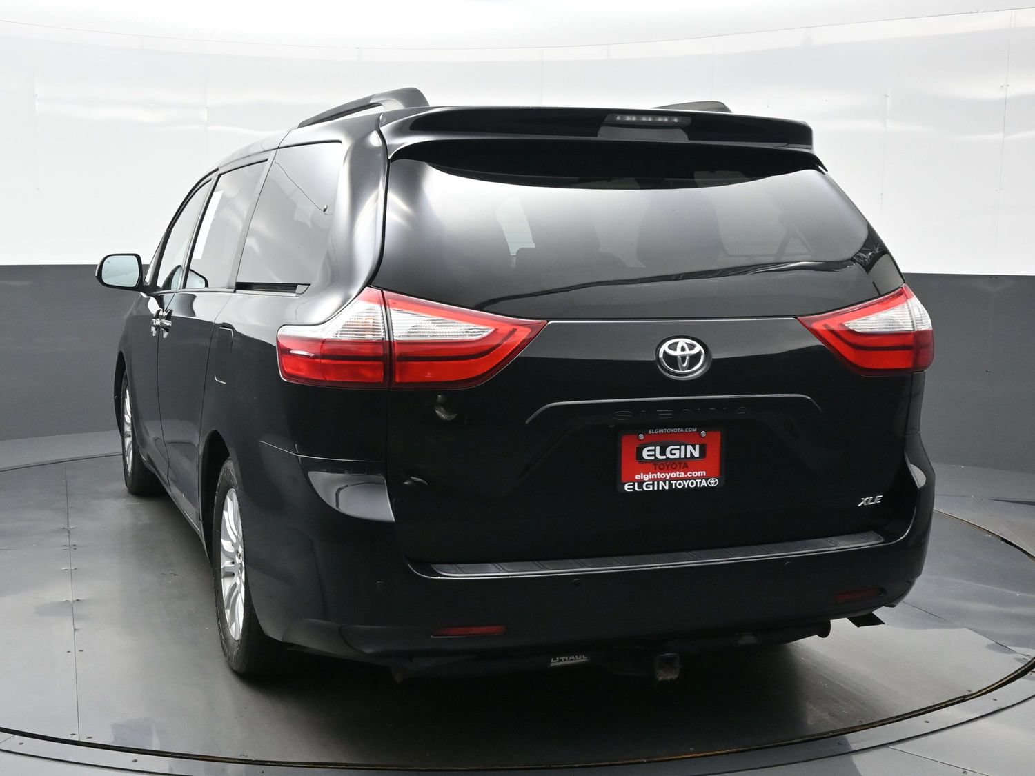 Used 2015 Toyota Sienna XLE w/ XLE Navigation Package FWD image 4