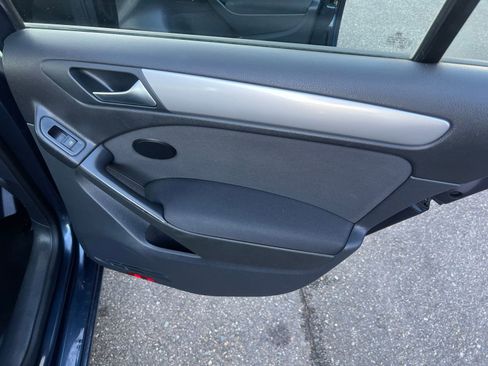Used 2014 Volkswagen Golf 4-Door FWD image 18