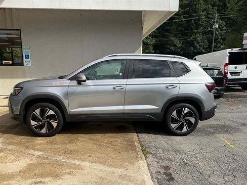 Used 2025 Volkswagen Taos SE AWD/4WD image 11
