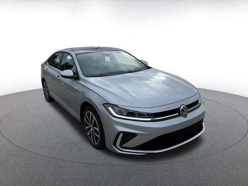 Used 2025 Volkswagen Jetta SE image 3