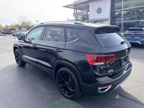 Used 2023 Volkswagen Taos SE w/ Panoramic Sunroof Package image 5