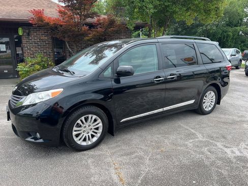 Used 2017 Toyota Sienna XLE Premium w/ Protection Package FWD image 1