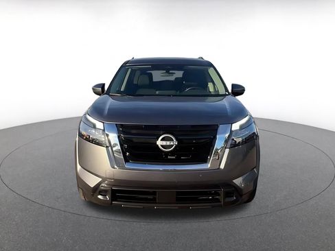 Used 2025 Nissan Pathfinder SV image 4