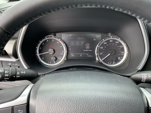 Used 2023 Toyota Highlander XLE FWD image 21