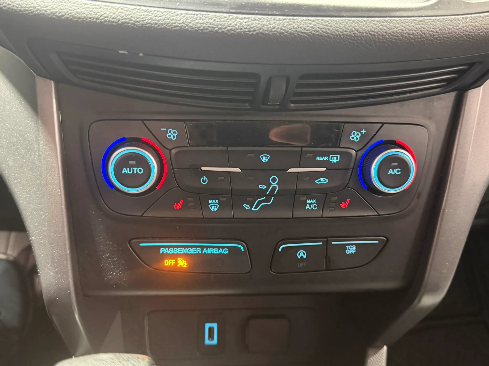 Used 2018 Ford Escape SE w/ SE Sync 3 Package AWD/4WD image 26