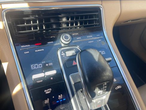 Used 2018 Porsche Panamera RWD image 11